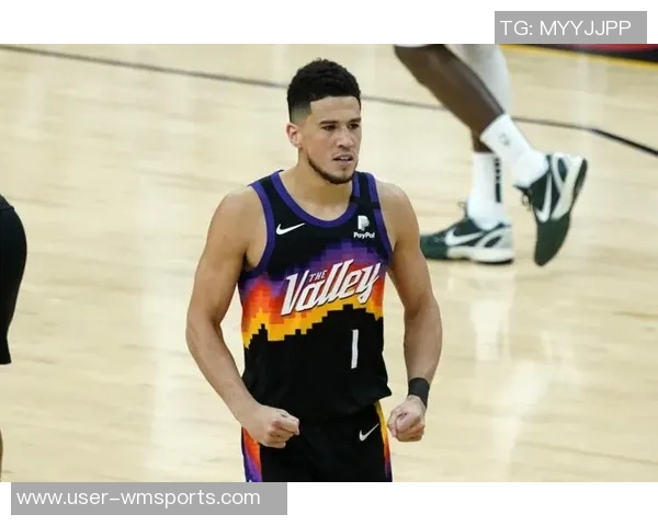 布克全能表现助力球队胜利14投7中贡献21分11助攻正负值高达21