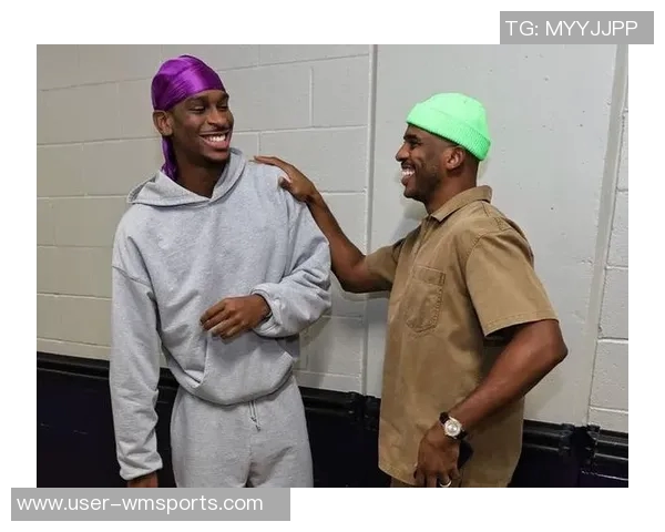 亚历山大叔叔与保罗共同见证CP4比赛的激动时刻