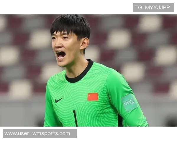 颜骏凌果断出击将对手前锋踢倒幸好裁判及时示意越位避免了失球危机 颜骏凌果断出击将对手前锋踢倒幸好裁判及时示意越位避免了失球危机